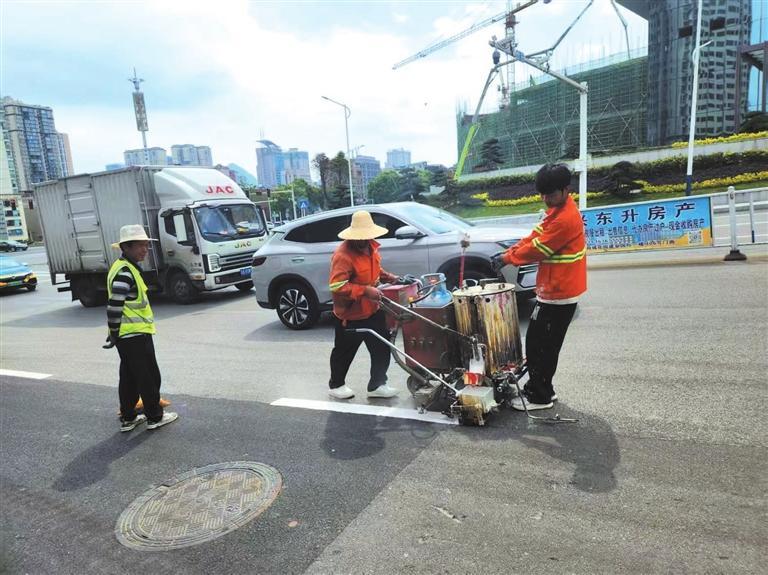 道路“补妆” 市民出行更安全