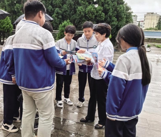 缅怀先烈践初心 校园普法润童心